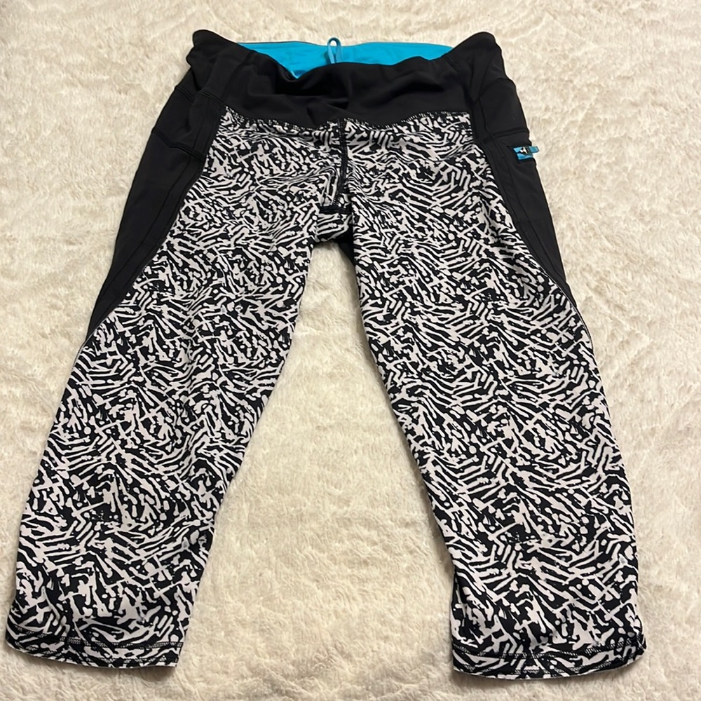 Lululemon Leggings with Drawstring and Pocket. Size 8